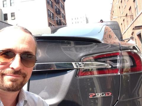 Tesla Model S P90D.