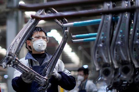 Trabajador de la industria del automóvil.