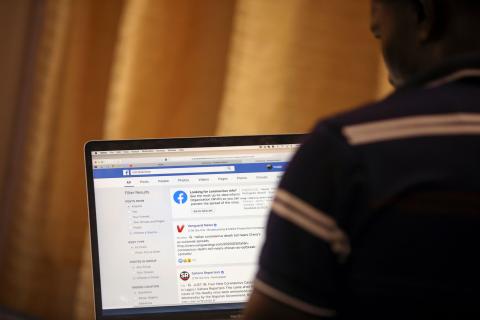 Un hombre consulta la información sobre el COVID-19 en Facebook. Un hombre consulta la información sobre el COVID-19 en Facebook.