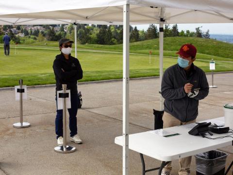 Golfistas en The Golf Club At Newcastle, Washington, el 5 de mayo de 2020.