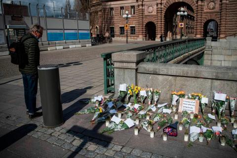 Un monumento a las víctimas del coronavirus en la plaza Mynttorget de Estocolmo