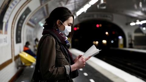 Una mujer lleva mascarilla en el Metro de París. Una mujer lleva mascarilla en el Metro de París.