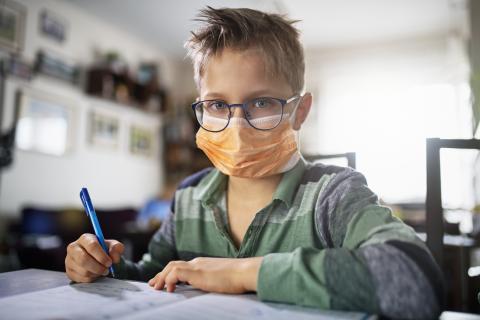 Niño con mascarilla Niño con mascarilla
