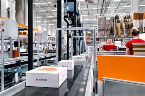 Unos paquetes de Zalando en un centro logístico de la compañía en Polonia