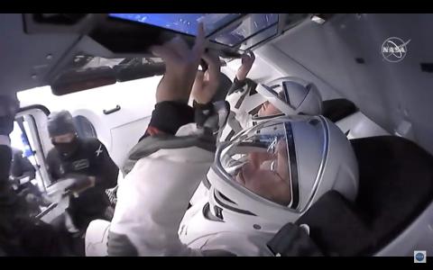 Behnken y Hurley amarrados a sus asientos en el Crew Dragon, el 27 de mayo de 2020.