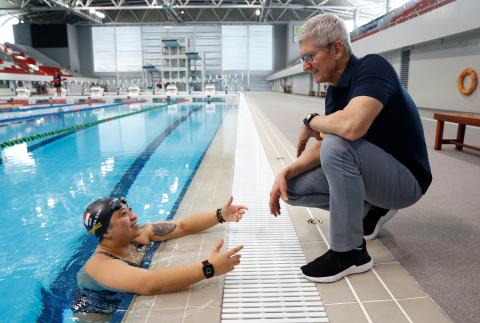 El CEO de Apple, Tim Cook, habla con la paralímpica de Singapur, Theresa Goh, sobre el Apple Watch que usa para entrenar. El CEO de Apple, Tim Cook, habla con la paralímpica de Singapur, Theresa Goh, sobre el Apple Watch que usa para entrenar.