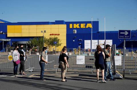 Un grupo de personas hace cola en Ikea durante el coronavirus en Reino Unido. Un grupo de personas hace cola en Ikea durante el coronavirus en Reino Unido.