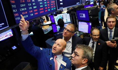 Traders observan las cotizaciones en Wall Street. Traders observan las cotizaciones en Wall Street.