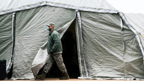 Un miembro de la Fuerza Aérea sale de una tienda de campaña construida como morgue improvisada en las afueras del Hospital Bellevue, el 25 de marzo de 2020 en la ciudad de Nueva York.