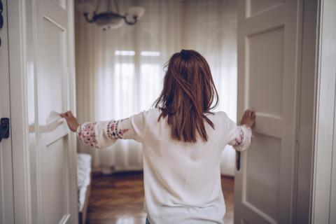 Mujer cerrando las puertas.
