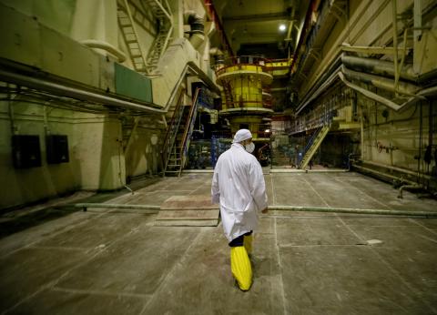 Un operario en el tercer reactor de la planta nuclear de Chernóbil Un operario en el tercer reactor de la planta nuclear de Chernóbil