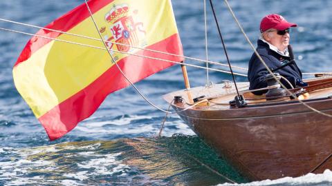 El rey Juan Carlos I en un velero histórico.