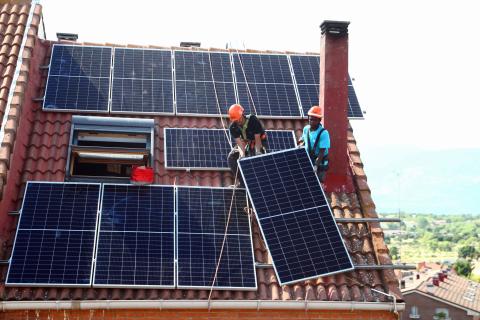 Trabajadores instalando un panel solar Dos trabajadores instalando un panel