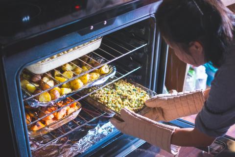 cocinar, mujer cocinando al horno