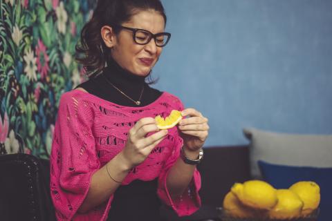Comer limón.