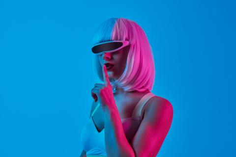 Mujer robot realista.