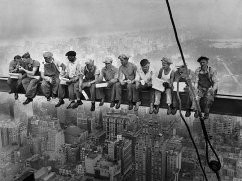Almuerzo en un rascacielos, publicado en el New York Herald-Tribune, el 2 de octubre de 1932, Charles Clyde Ebbets, Tom Kelley o William Leftwich.