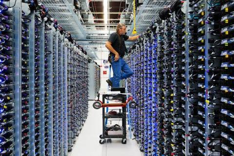 Un trabajador en el centro de datos de Google en Bélgica.