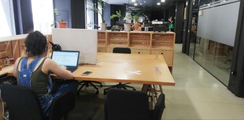 Espacios reservados para respetar la distancia en un coworking de Impact Hub.