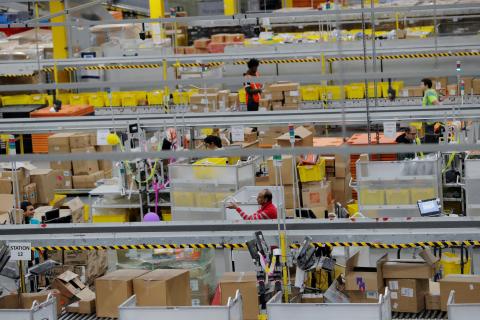 Trabajadores de un almacén de Amazon 