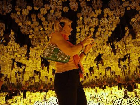 El arte de Yayoi Kusama en exhibición en Roma.