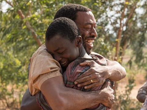 68/5000 Chiwetel Ejiofor y Maxwell Simba en 'El niño que domó el viento'.