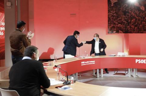 Illa saluda a Iceta en el Comité Confederal del PSOE de principios de 2021.