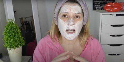 La youtuber Julia Pintavalos prueba la mascarilla exfoliante y efervescente de Mercadona.