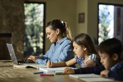 Una madre, su hijo y su hija trabajan.