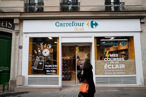 Carrefour Flash cuenta con estantes automatizados y 60 cámaras para identificar productos, mejorar la gestión del inventario y rastrear los movimientos de los clientes.