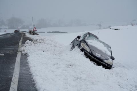 Coche se sale de la carretera por culpa de la nieve