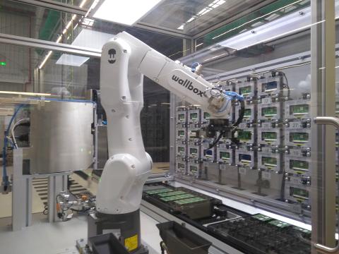 Manolito, el robot que graba las placas de los cargadores de Wallbox
