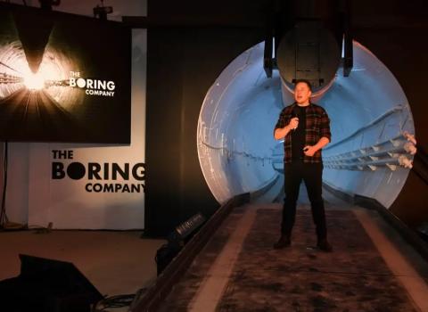 Elon Musk, cofundador y director ejecutivo de Tesla, habla durante un evento de presentación del túnel de prueba de Boring Company Hawthorne en Hawthorne, al sur de Los Ángeles, California, el 18 de diciembre de 2018.