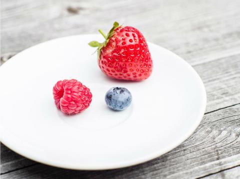Dieta: las calorías perfectas según un nuevo estudio Un plato con fresas