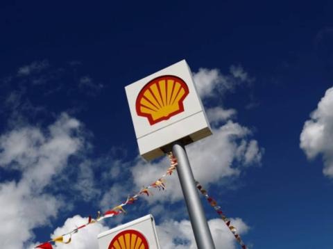 Logo de la compañía petrolera Shell en una gasolinera Logo de la compañía petrolera Shell en una gasolinera