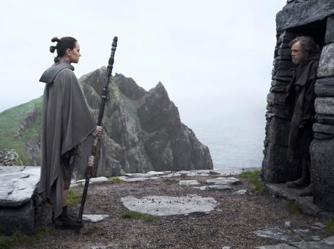 STAR WARS VIAJES-Rey y Luke Skywalker Rey frente a Luke Skywalker en un fotograma de 'Los últimos jedi'