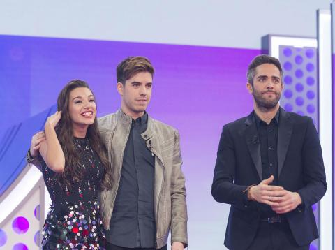 Ana Guerra y Roi, nominados en la Gala 10 de 'OT 2017', junto al presentador, Roberto Leal. Ana Guerra y Roi, nominados en la Gala 10 de 'OT 2017', junto al presentador, Roberto Leal.