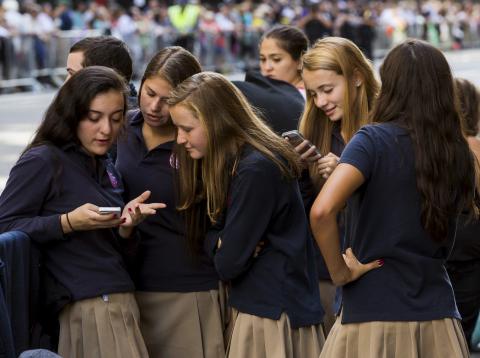 Escolares usan su móvil Escolares usan su móvil