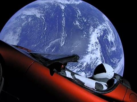 Starman y el Tesla Roadster Starman y el Tesla Roadster viajan por el espacio.