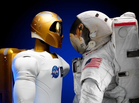 Un astronauta frente a un robot. Un astronauta frente a un robot.