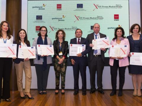 La directora general de la Mujer de la Comunidad de Madrid con los galardonados La directora general de la Mujer de la Comunidad de Madrid con los galardonados