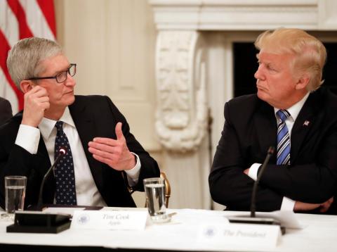 El CEO de Apple, Tim Cook, y el presidente de los Estados Unidos, Donald Trump. El CEO de Apple, Tim Cook, y el presidente de los Estados Unidos, Donald Trump.