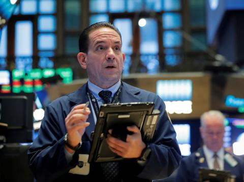 Un agente de bolsa trabaja en el parqué de la New York Stock Exchange Un agente de bolsa trabaja en el parqué de la New York Stock Exchange