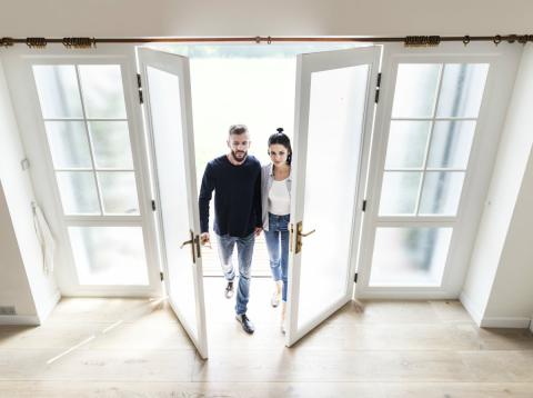 Una pareja entra en su nueva vivienda Una pareja entra en su nueva vivienda