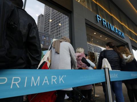 Clientes haciendo cola ante la nueva tienda de Primark en Berlín, Alemania, el 18 de octubre de 2018. Clientes haciendo cola ante la nueva tienda de Primark en Berlín, Alemania, el 18 de octubre de 2018.