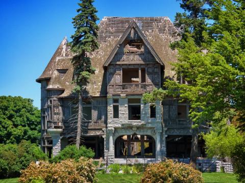 This mansion has been sitting empty for 70 years. This mansion has been sitting empty for 70 years.