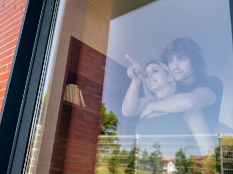 Jóvenes mirando una casa para comprar Jóvenes mirando una casa para comprar