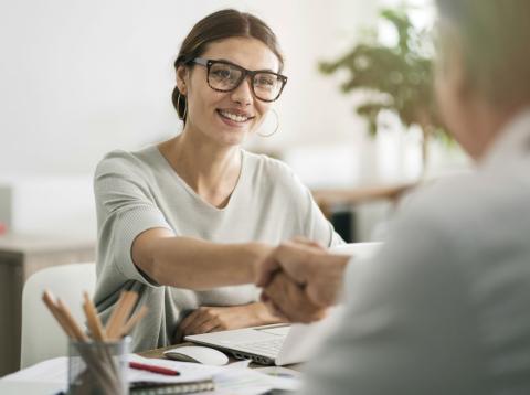 Una mujer en una entrevista de trabajo Una mujer en una entrevista de trabajo