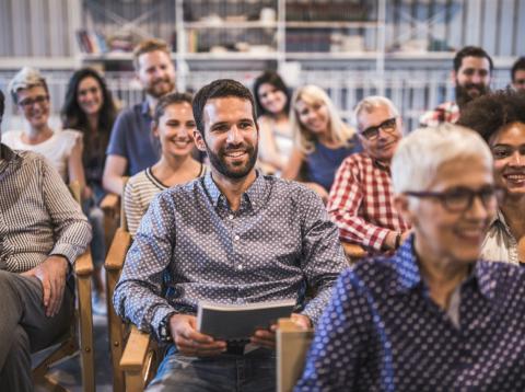 Un grupo de trabajadores sonríen en una reunión en la oficina Personas felices en su trabajo