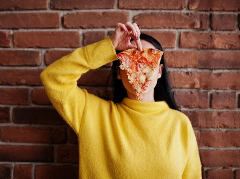 Una chica comiendo pizza Una chica comiendo pizza
